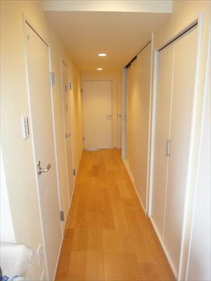 家族みんなが集まる明るいリビングに